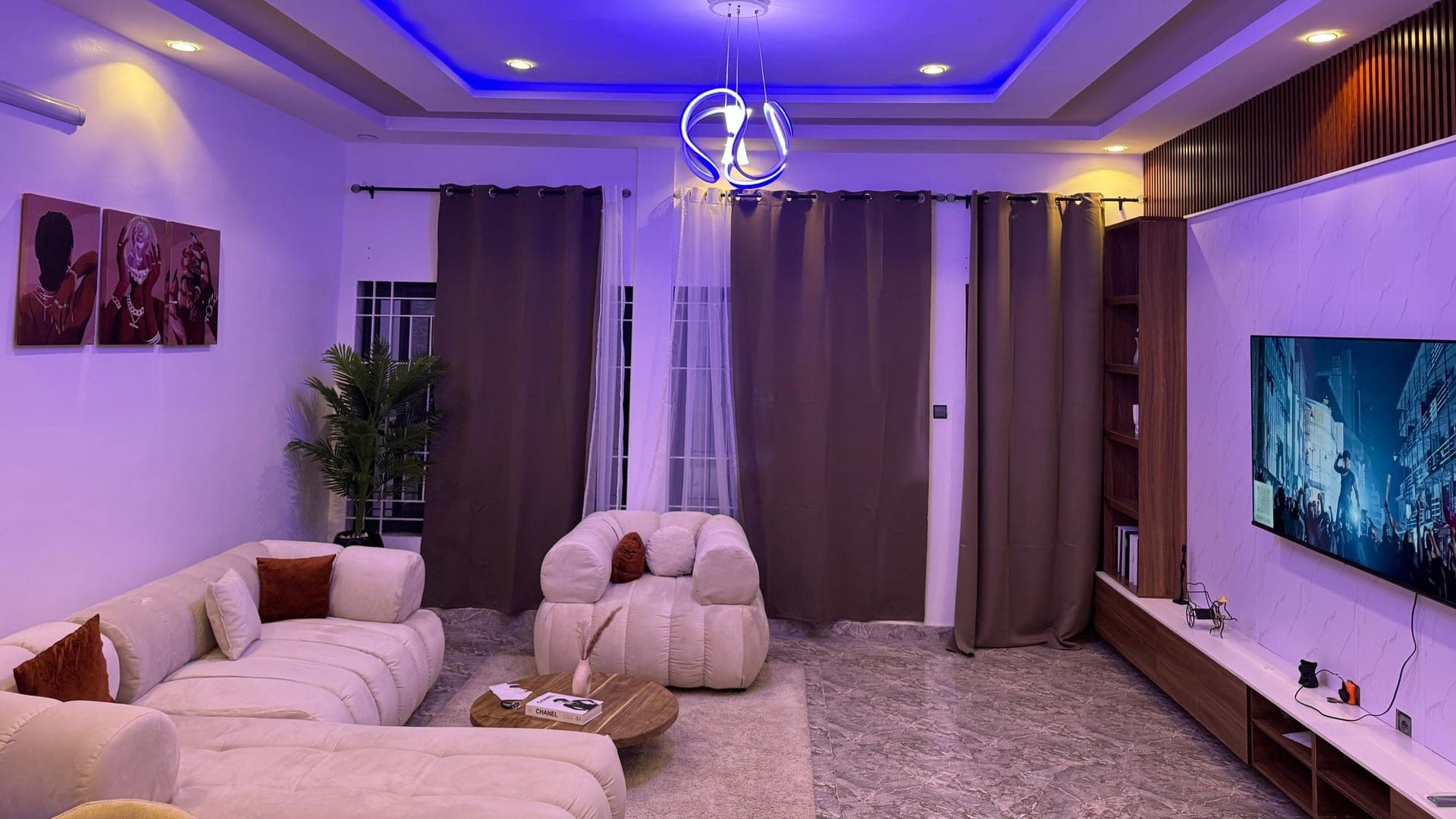Salon confortable et lumineux